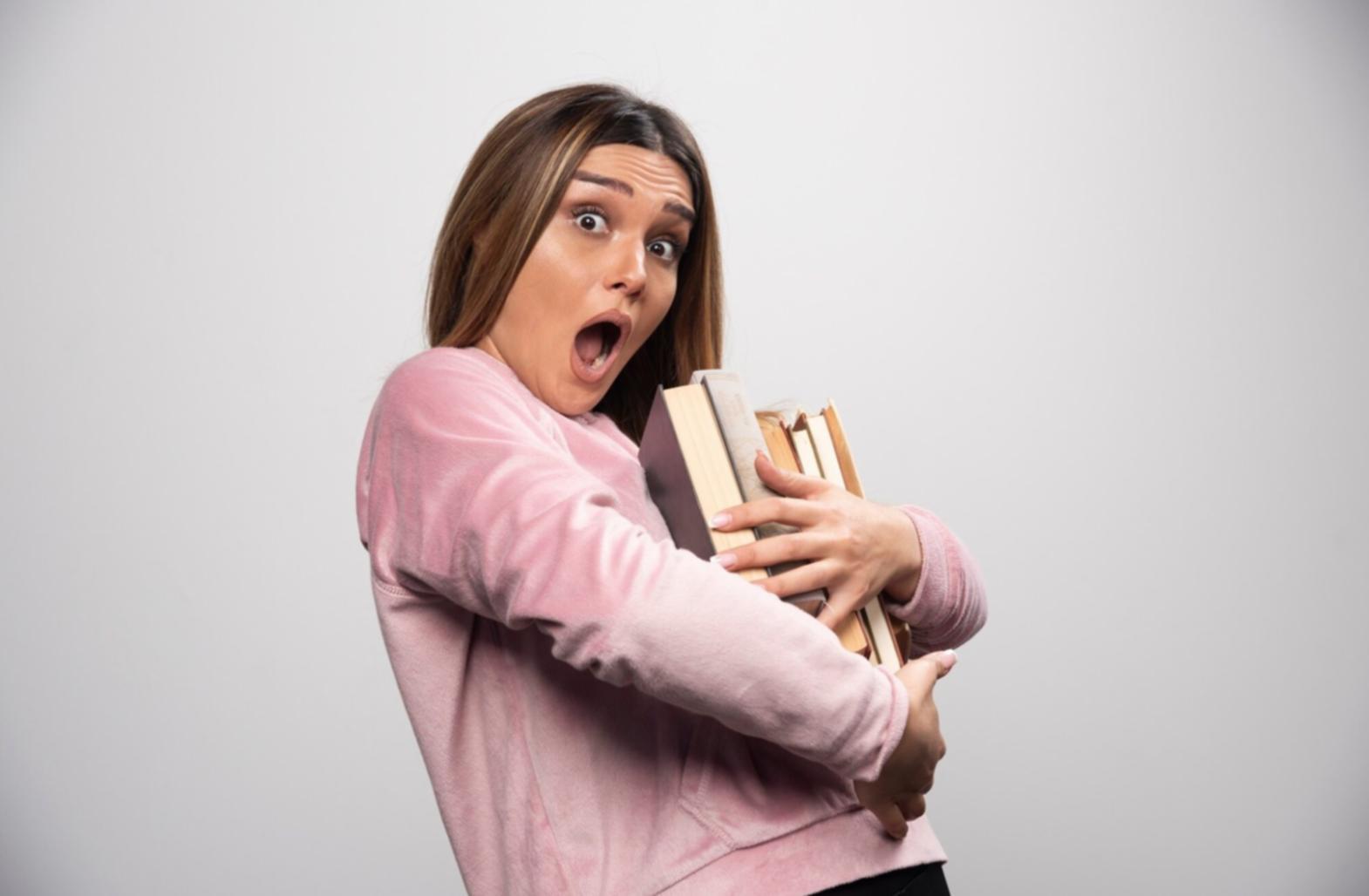 Büroumgebung mit Finanzunterlagen und Laptop